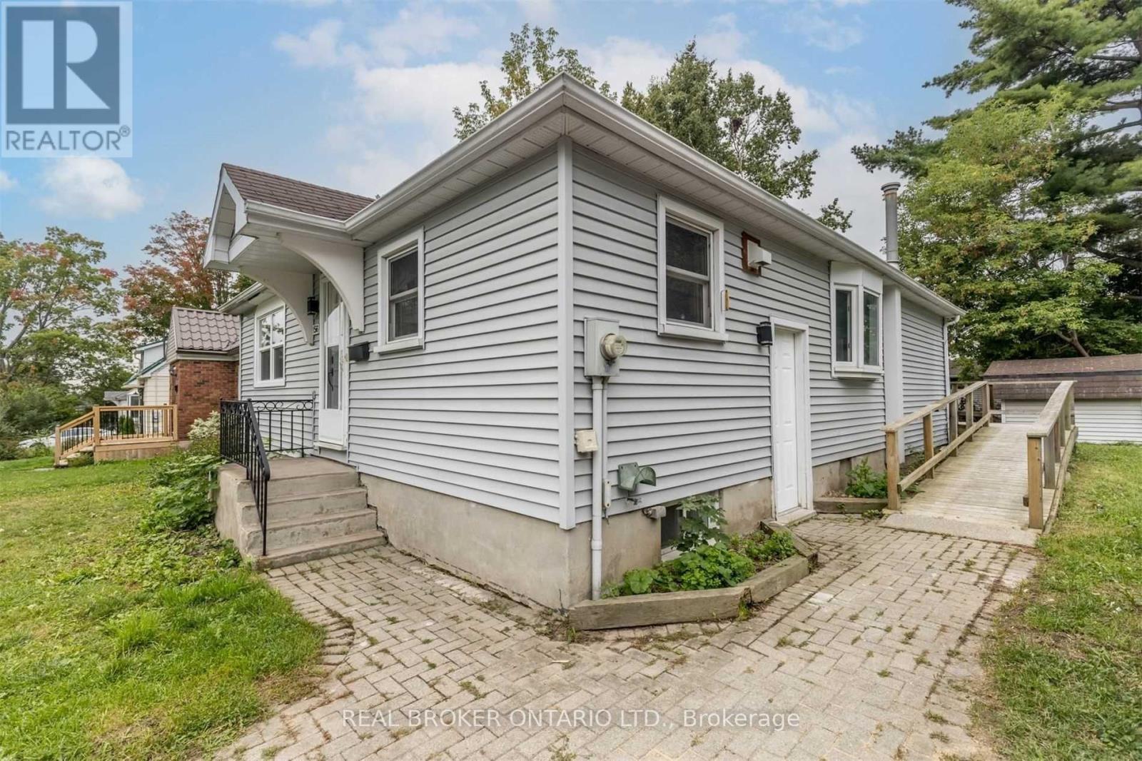 156 Clapperton Street, Barrie (Wellington), Ontario  L4M 3G4 - Photo 2 - S13119752