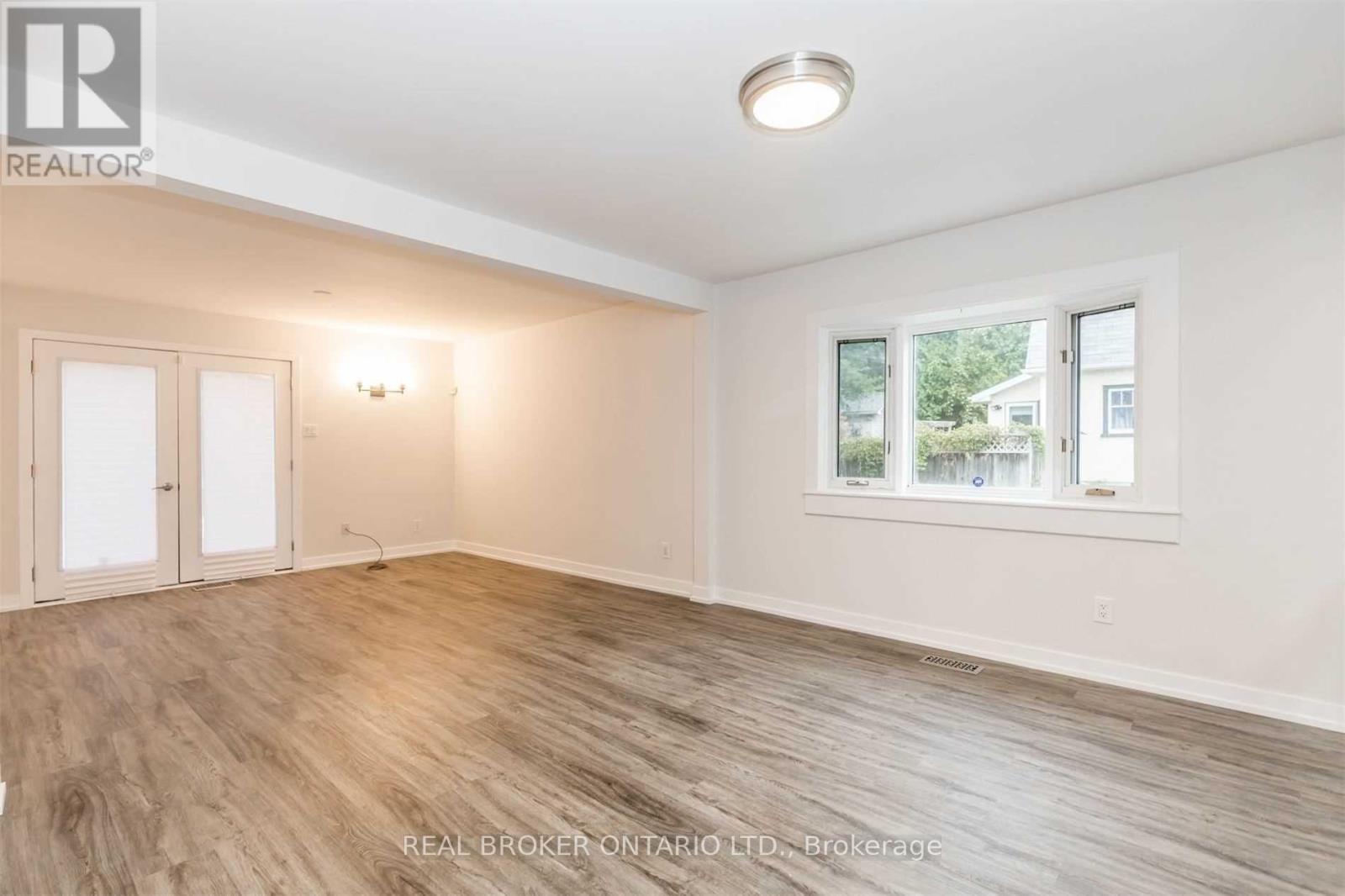 156 Clapperton Street, Barrie (Wellington), Ontario  L4M 3G4 - Photo 8 - S13119752