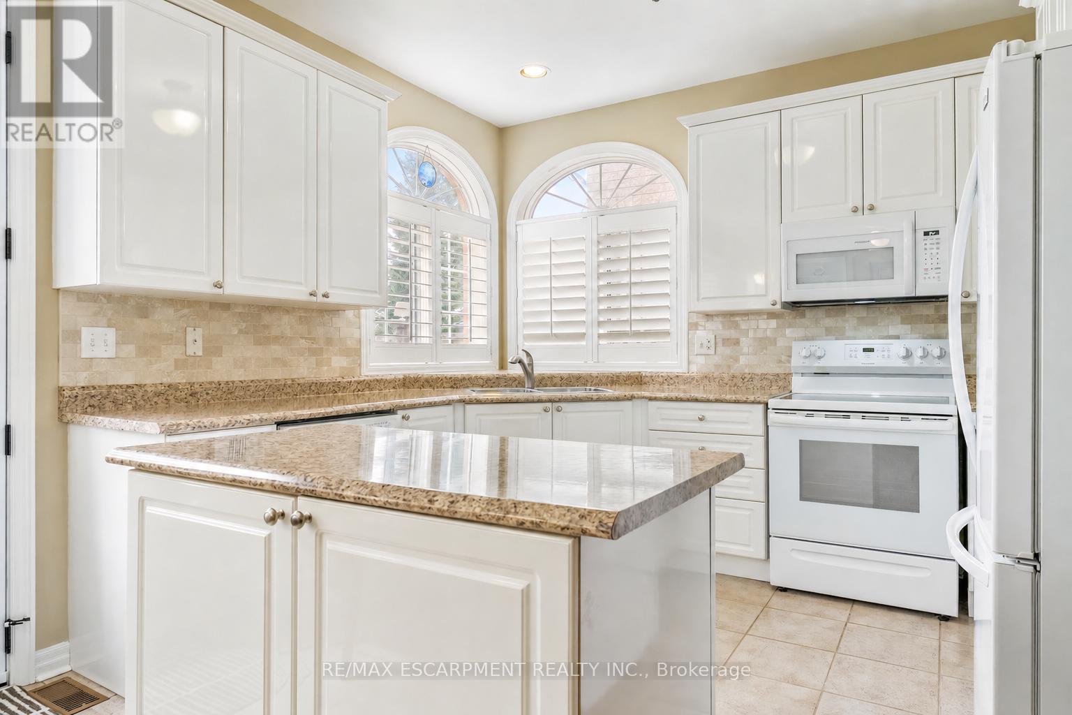 2464 Pebblestone Court, Oakville, Ontario  L6M 4C4 - Photo 10 - W13119764