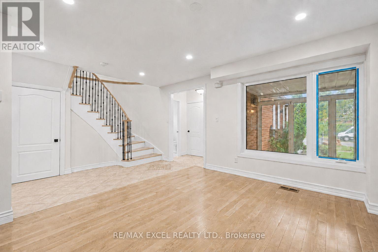 Main - 173 Kersey Crescent, Richmond Hill, Ontario  L4C 8X7 - Photo 7 - N13111772