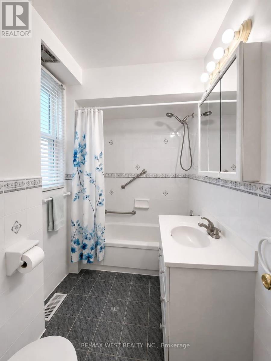 Upper - 321 Caledonia Road, Toronto, Ontario  M6E 4T4 - Photo 11 - W12825042