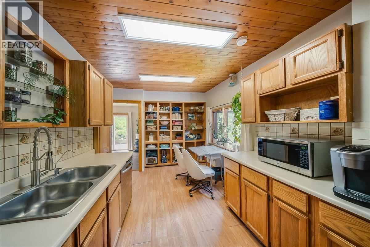 2280 Old Salmo Road, Fruitvale, British Columbia  V0G 1L1 - Photo 13 - 10387010