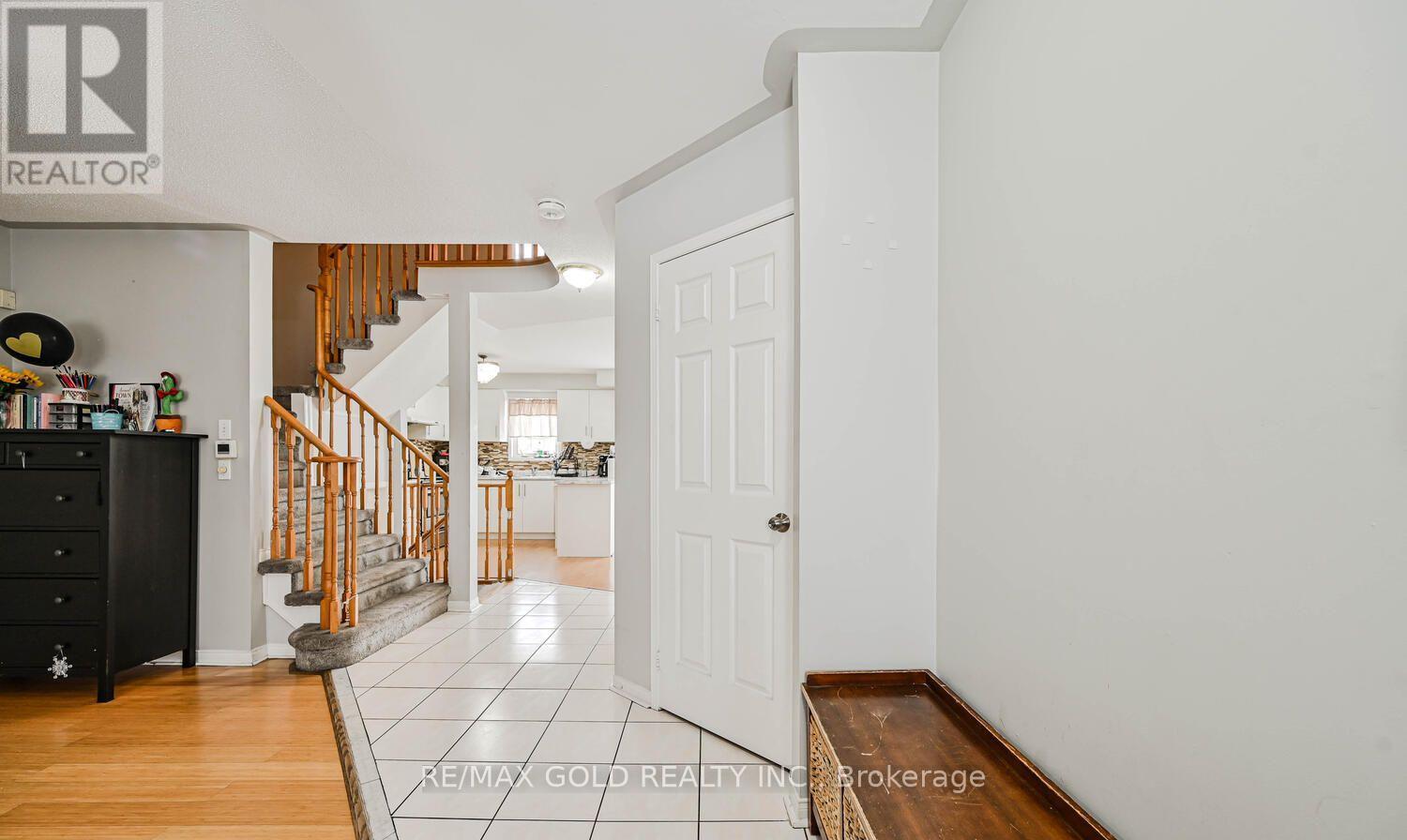 24 Seaside Circle, Brampton, Ontario  L6R 2G7 - Photo 5 - W13119854