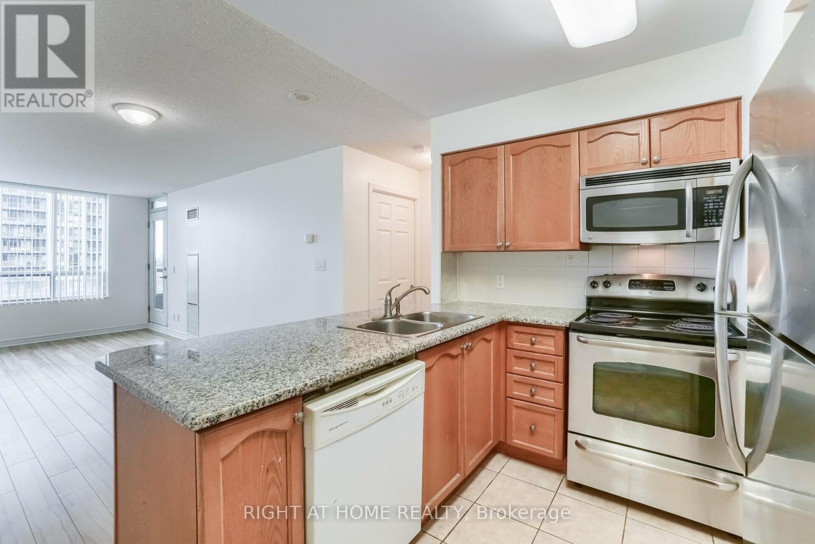 1117 - 335 Rathburn Road W, Mississauga, Ontario  L5B 0C8 - Photo 12 - W13119852