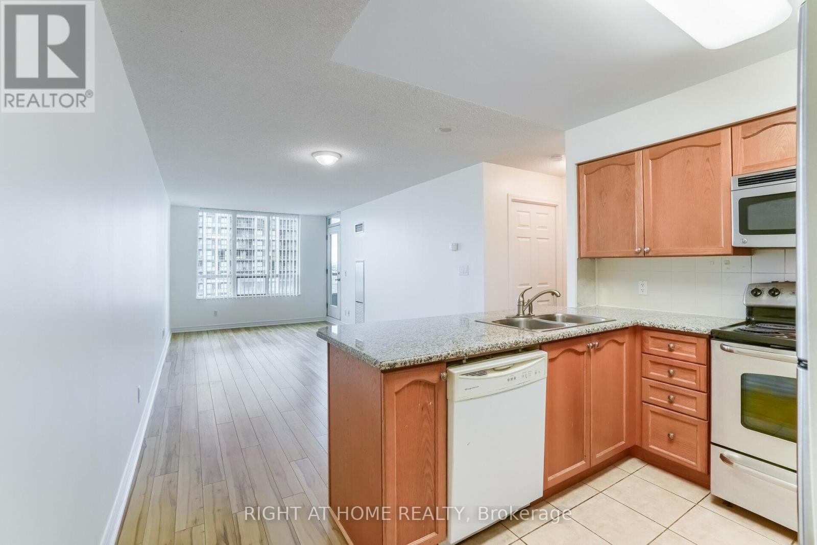 1117 - 335 Rathburn Road W, Mississauga, Ontario  L5B 0C8 - Photo 9 - W13119852