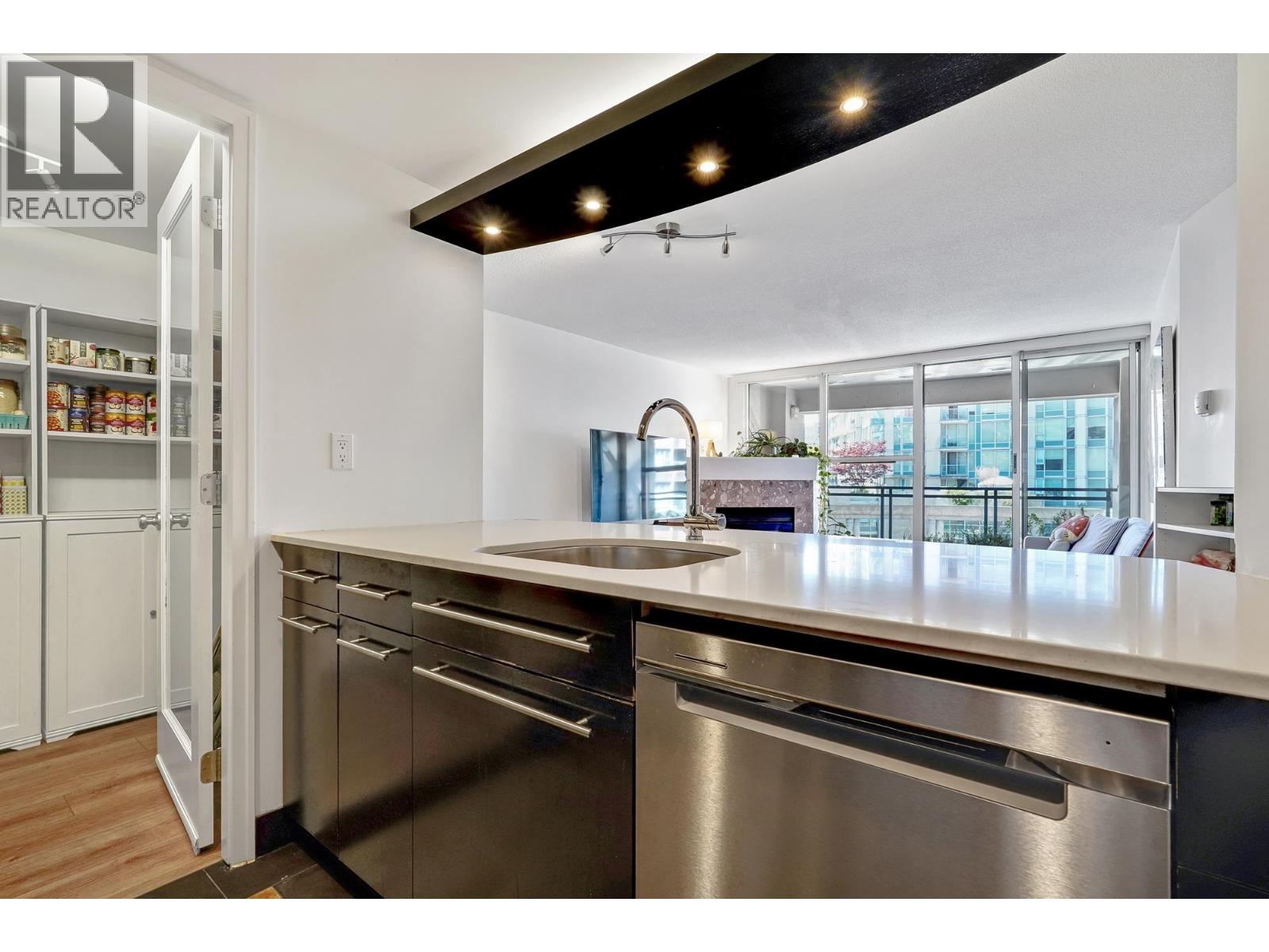 306 183 KEEFER PLACE, Vancouver, British Columbia
