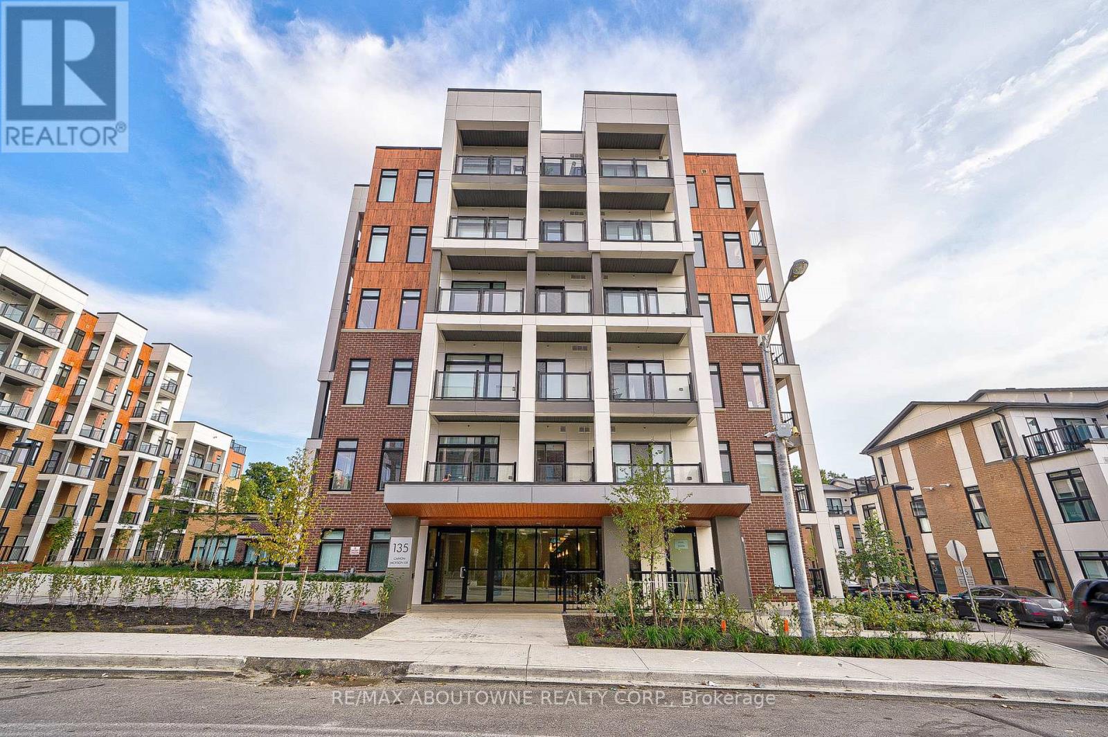 204 - 135 Canon Jackson Drive, Toronto, Ontario M6M 0C3 - Photo 2 - W13120032