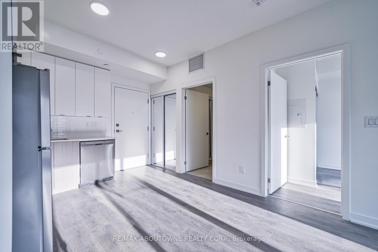 204 - 135 Canon Jackson Drive, Toronto, Ontario M6M 0C3 - Photo 7 - W13120032