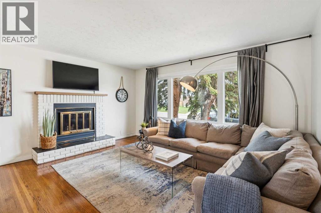 19 Hyslop Drive SW, Calgary, Alberta  T2V 3A2 - Photo 3 - A2308094