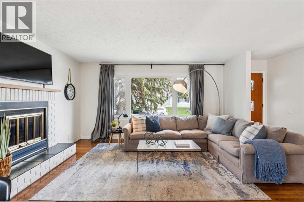 19 Hyslop Drive SW, Calgary, Alberta  T2V 3A2 - Photo 4 - A2308094