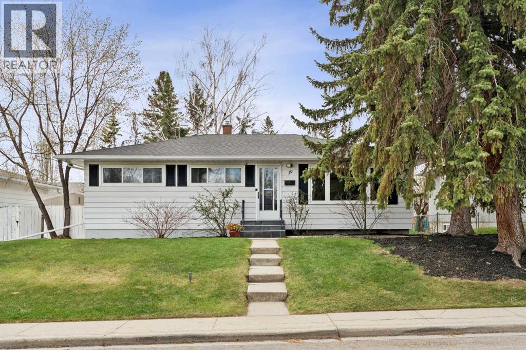19 Hyslop Drive SW, Calgary, Alberta  T2V 3A2 - Photo 1 - A2308094