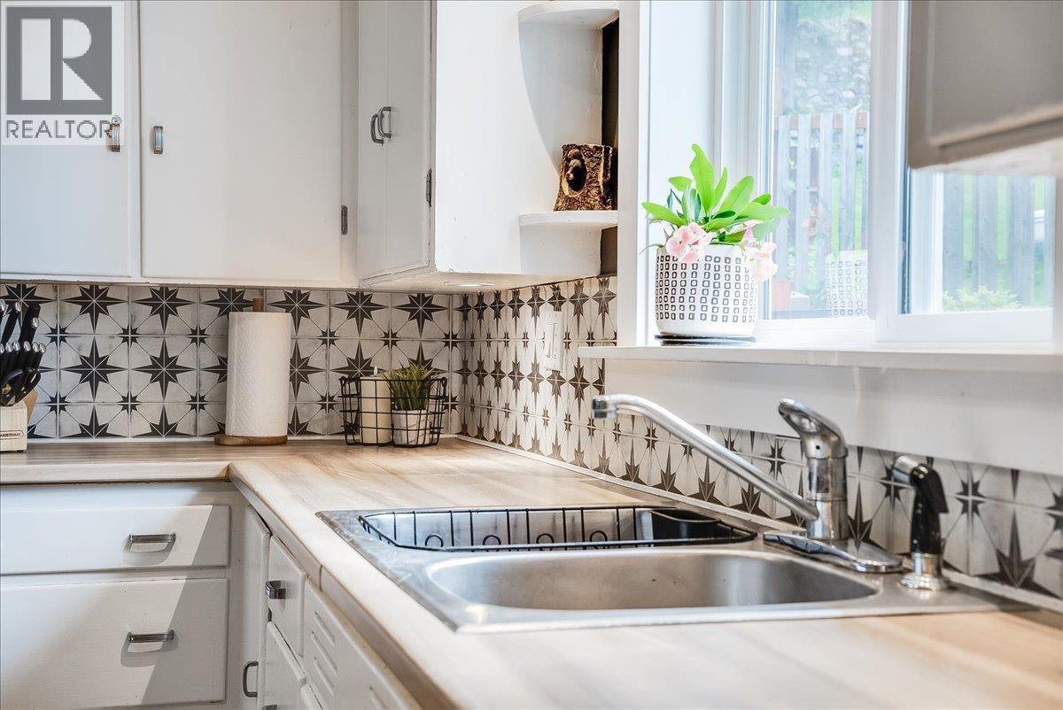 1374 Mountain Street, Trail, British Columbia  V1R 3G5 - Photo 7 - 10386940
