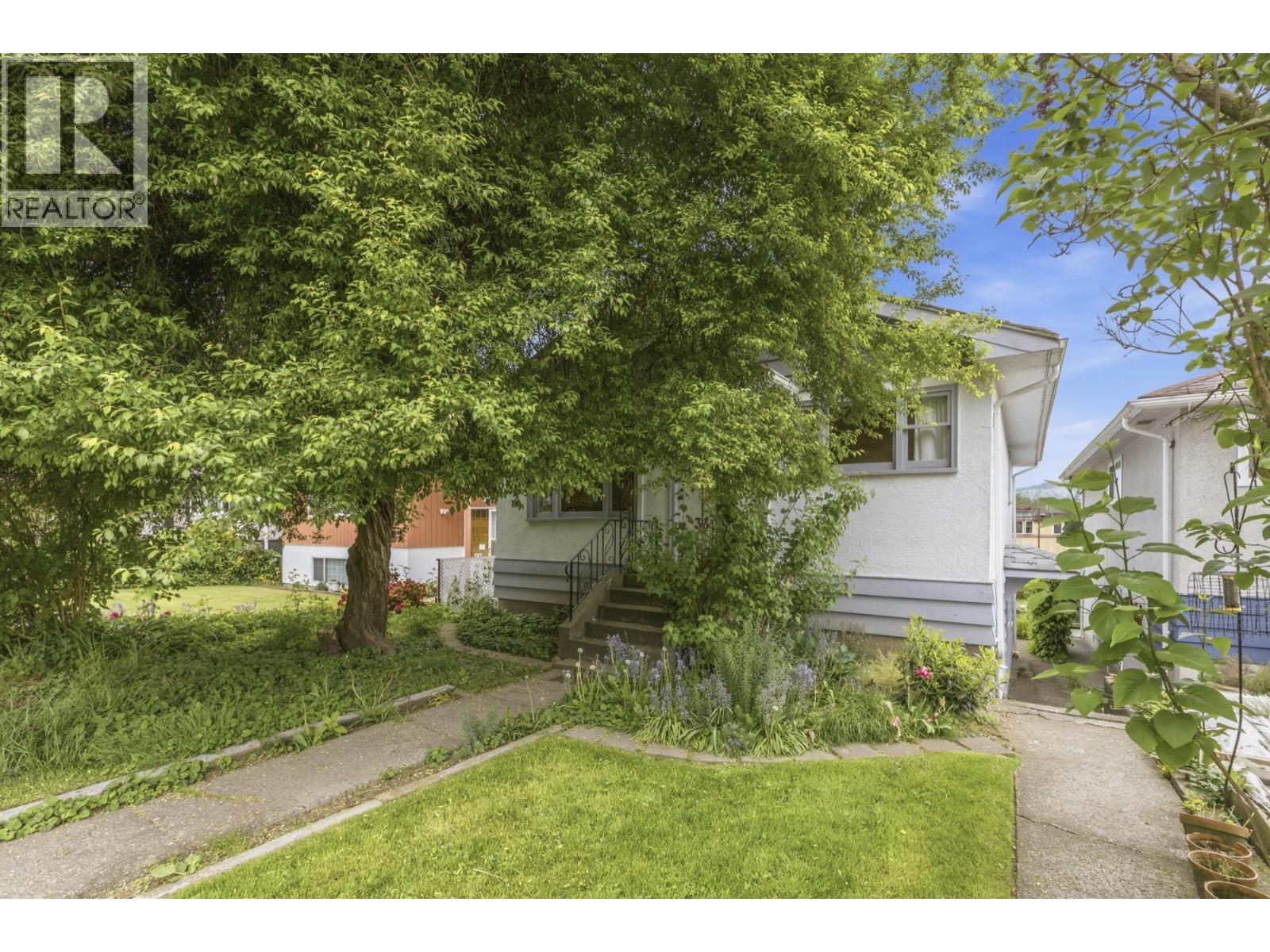 36 Warwick Avenue, Burnaby, British Columbia  V5B 3X3 - Photo 2 - R3123085