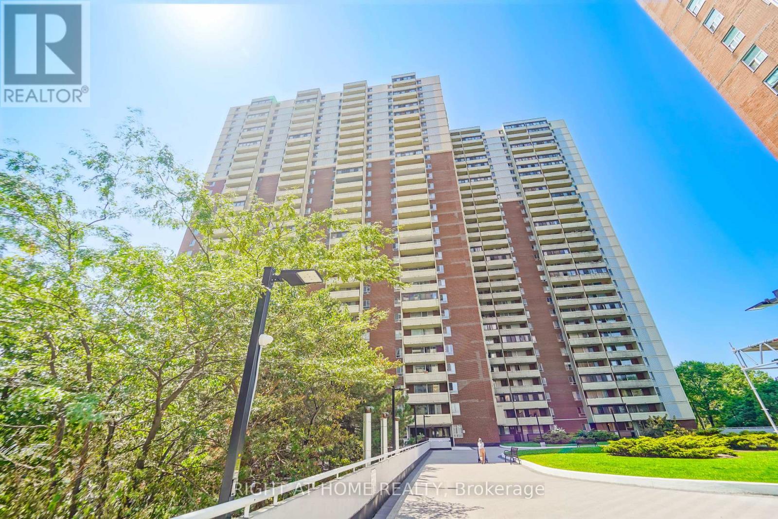 1611 - 1 MASSEY SQUARE, Toronto, Ontario