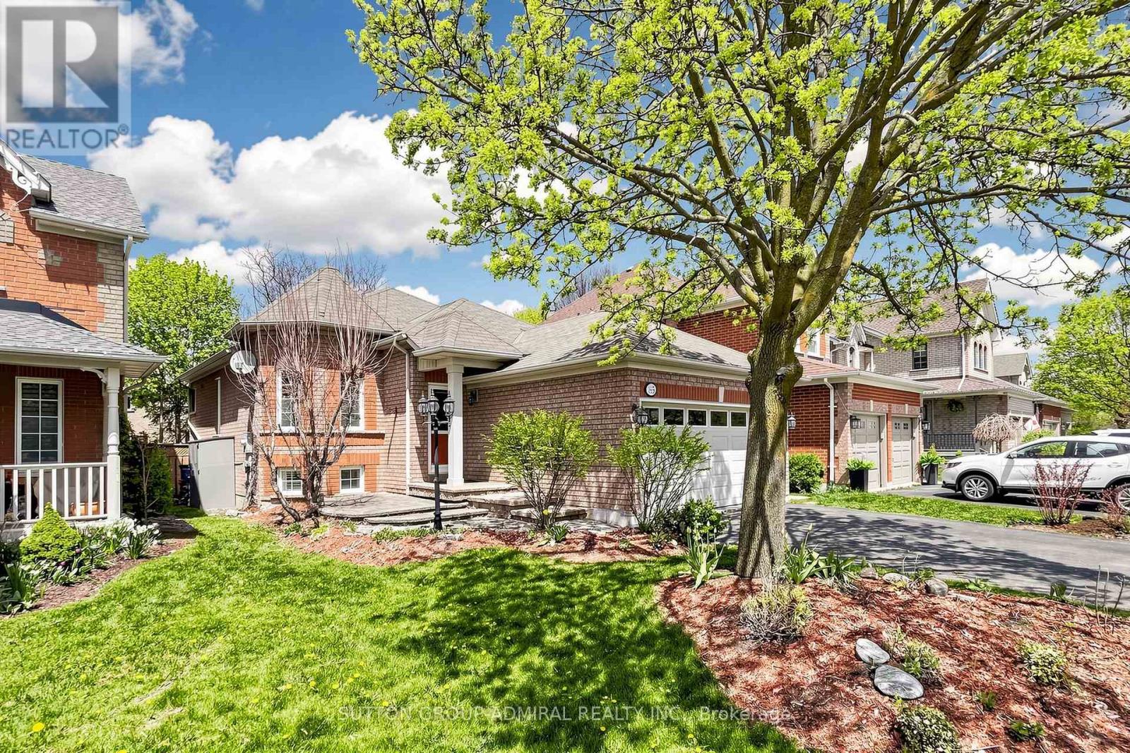 165 Clearmeadow Boulevard, Newmarket, Ontario  L3X 2E4 - Photo 3 - N13120152