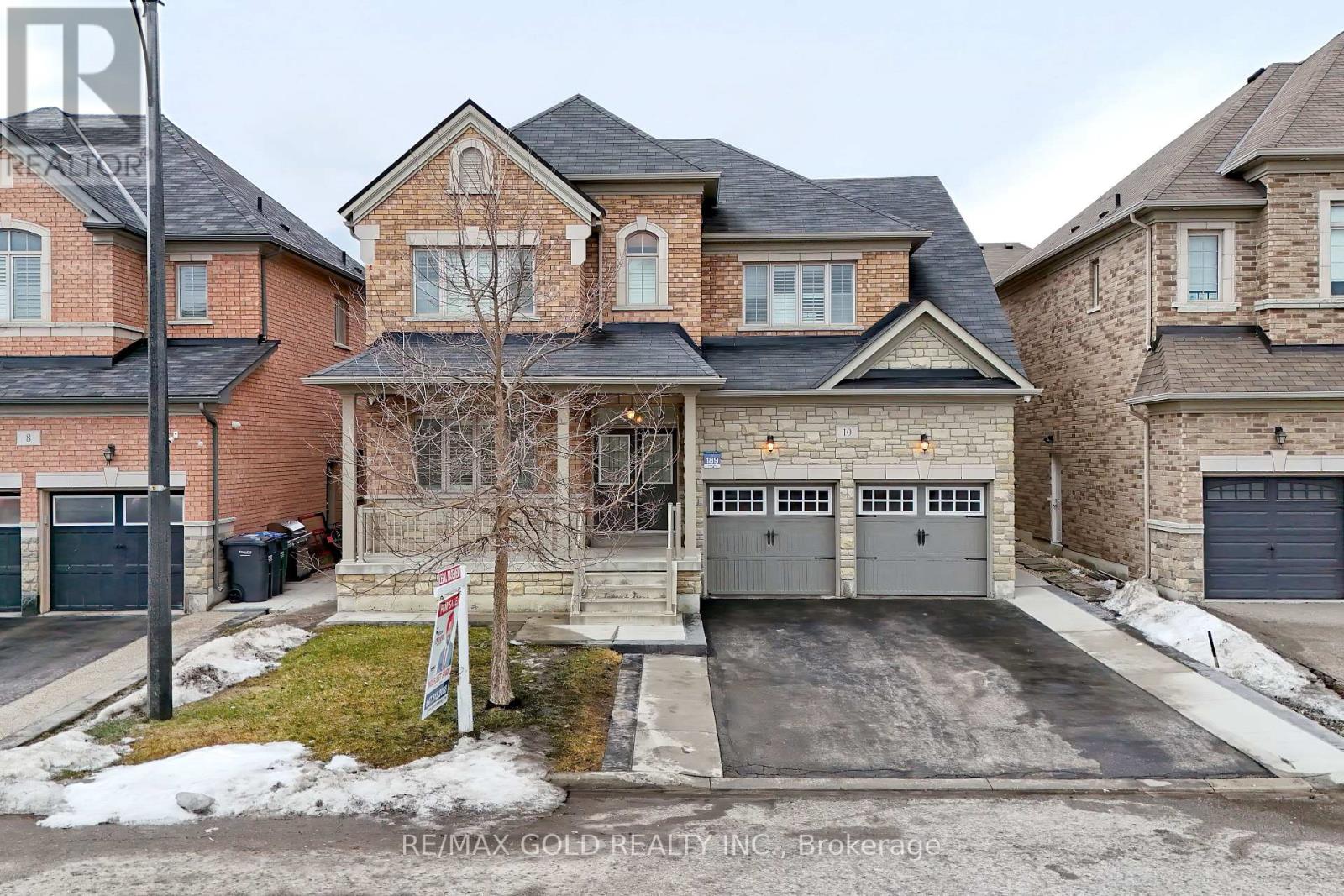 10 Dopp Crescent, Brampton, Ontario  L6P 4C8 - Photo 2 - W13120132