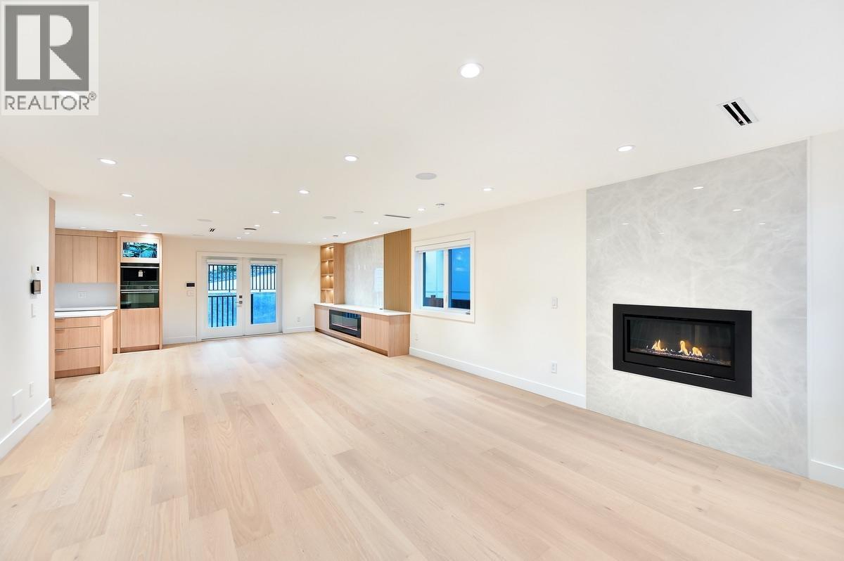 806 Montroyal Boulevard, North Vancouver, British Columbia  V7R 2G6 - Photo 3 - R3122669