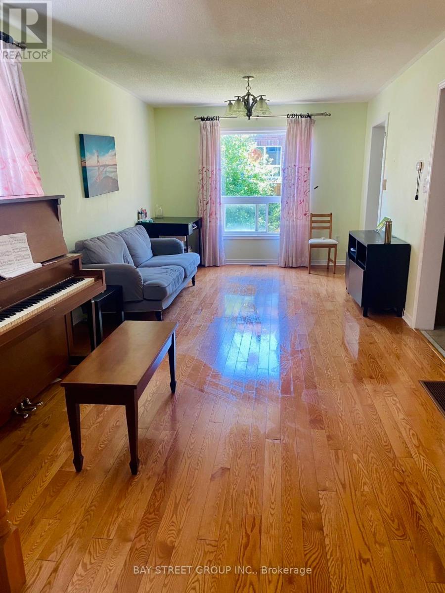 10 Cobblehill Court, Markham, Ontario  L6C 3E9 - Photo 3 - N13120192