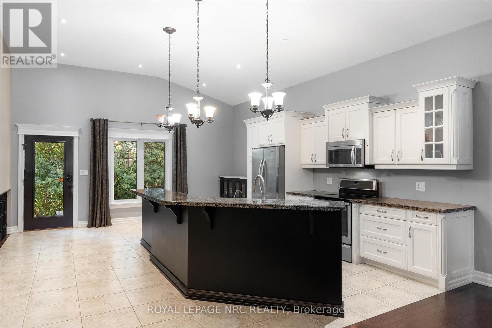 7 Sapphire Court N, St. Catharines, Ontario  L2M 0A4 - Photo 3 - X13048456