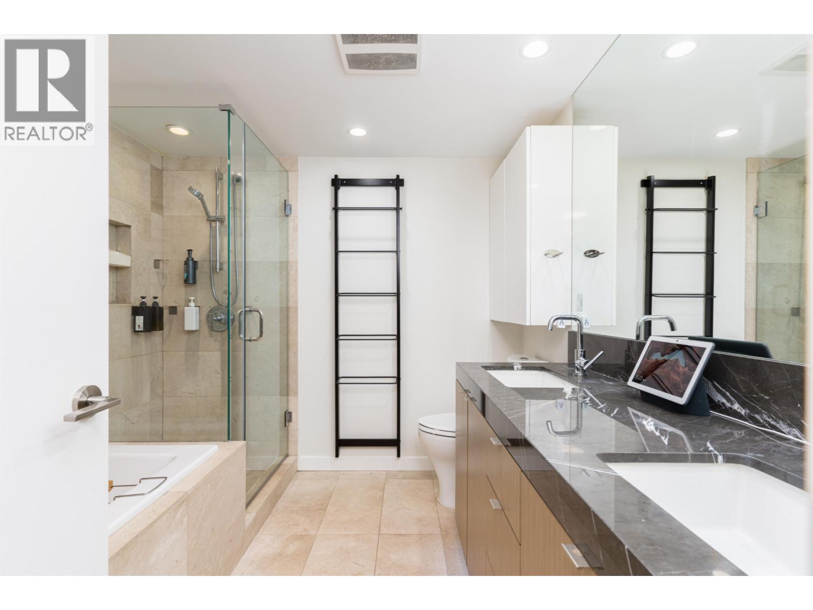 306 112 E 13th Street, North Vancouver, British Columbia V7L 0E4 - Photo 10 - R3122783