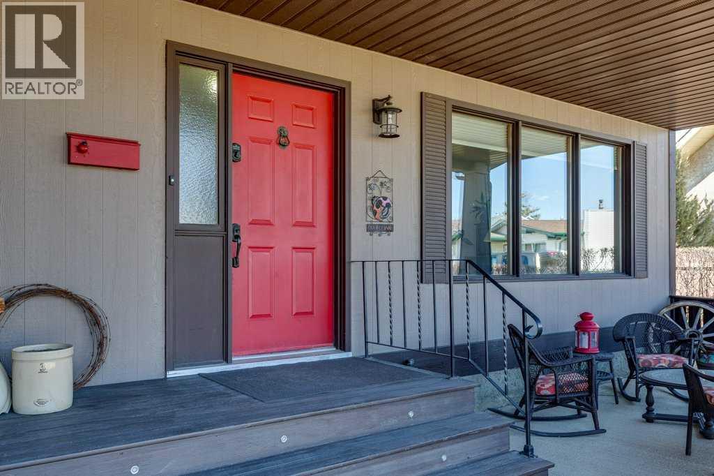 5323 Margodt Close, Innisfail, Alberta  T4G 1E6 - Photo 3 - A2305707