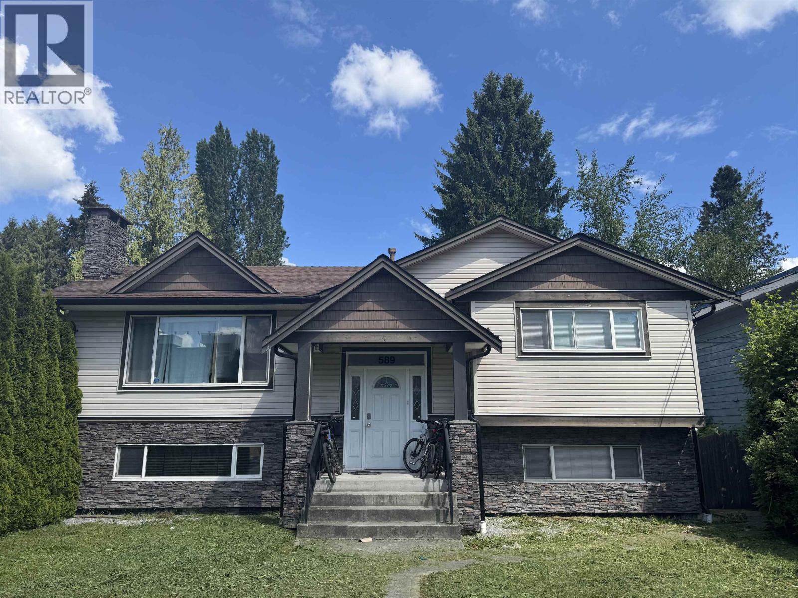 589 Foster Avenue, Coquitlam, British Columbia  V3J 2L6 - Photo 2 - R3123020