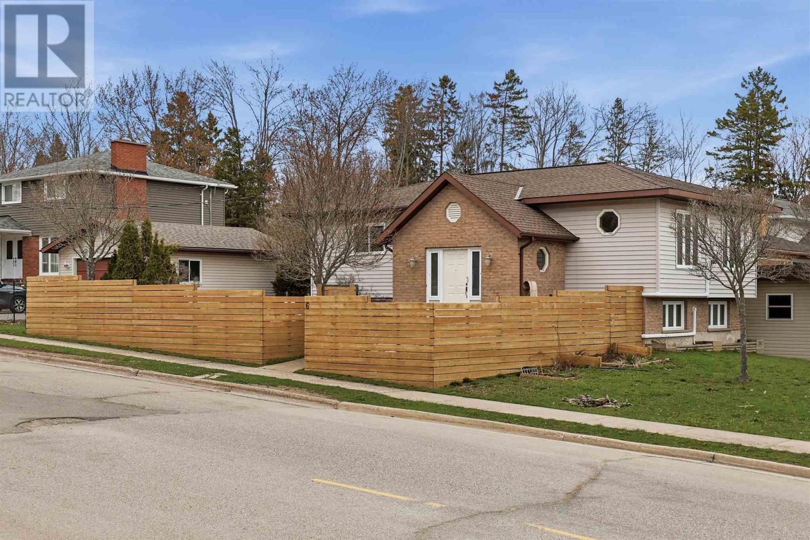 6 Moluch St, Sault Ste. Marie, Ontario  P6B 3G8 - Photo 2 - SM260948