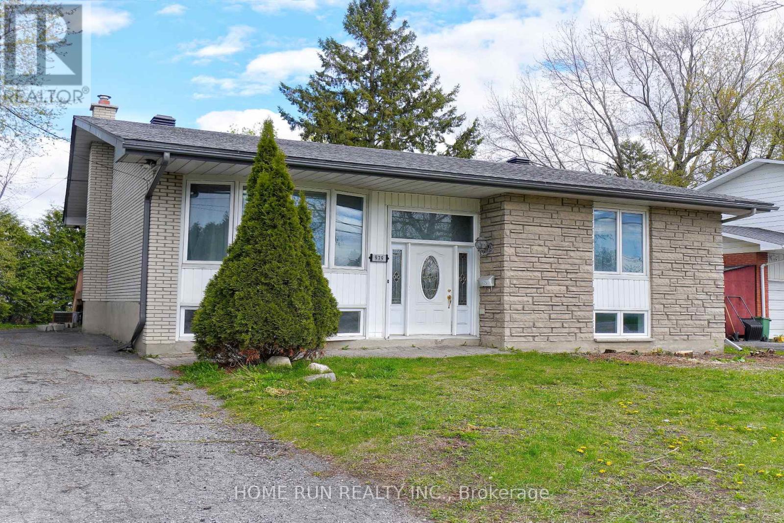 979 Blair Road, Ottawa, Ontario  K1J 7M9 - Photo 1 - X13120310