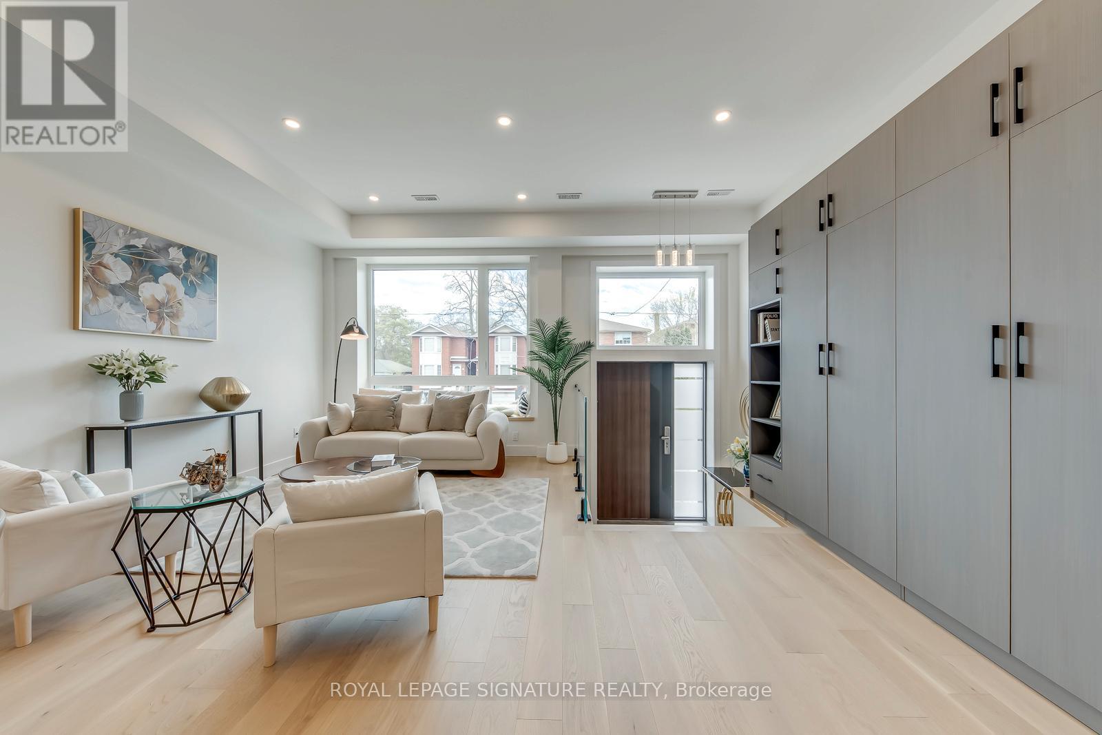 850 Cosburn Avenue, Toronto, Ontario  M4C 2W2 - Photo 2 - E13120250