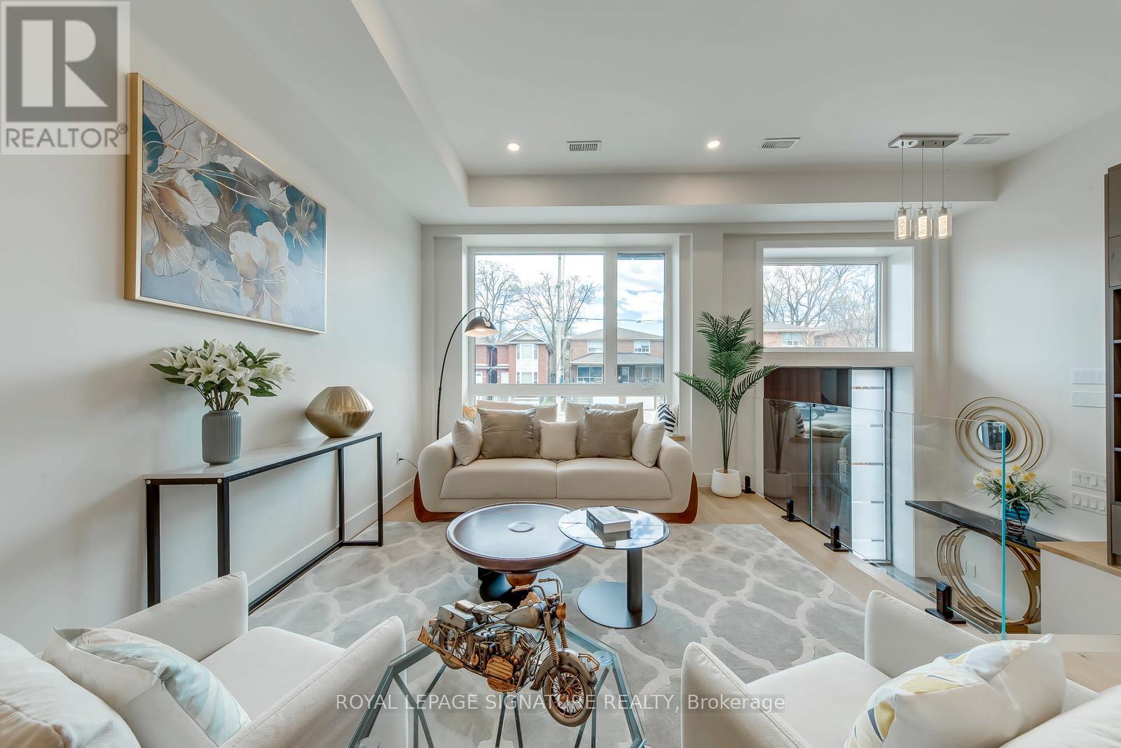 850 Cosburn Avenue, Toronto, Ontario  M4C 2W2 - Photo 3 - E13120250