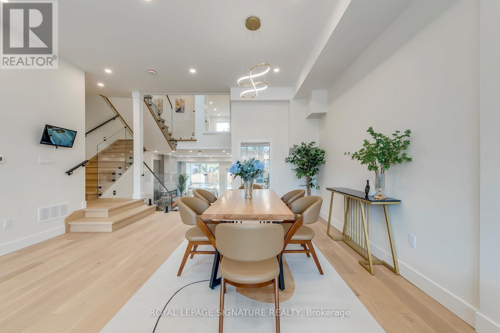 850 Cosburn Avenue, Toronto, Ontario  M4C 2W2 - Photo 5 - E13120250
