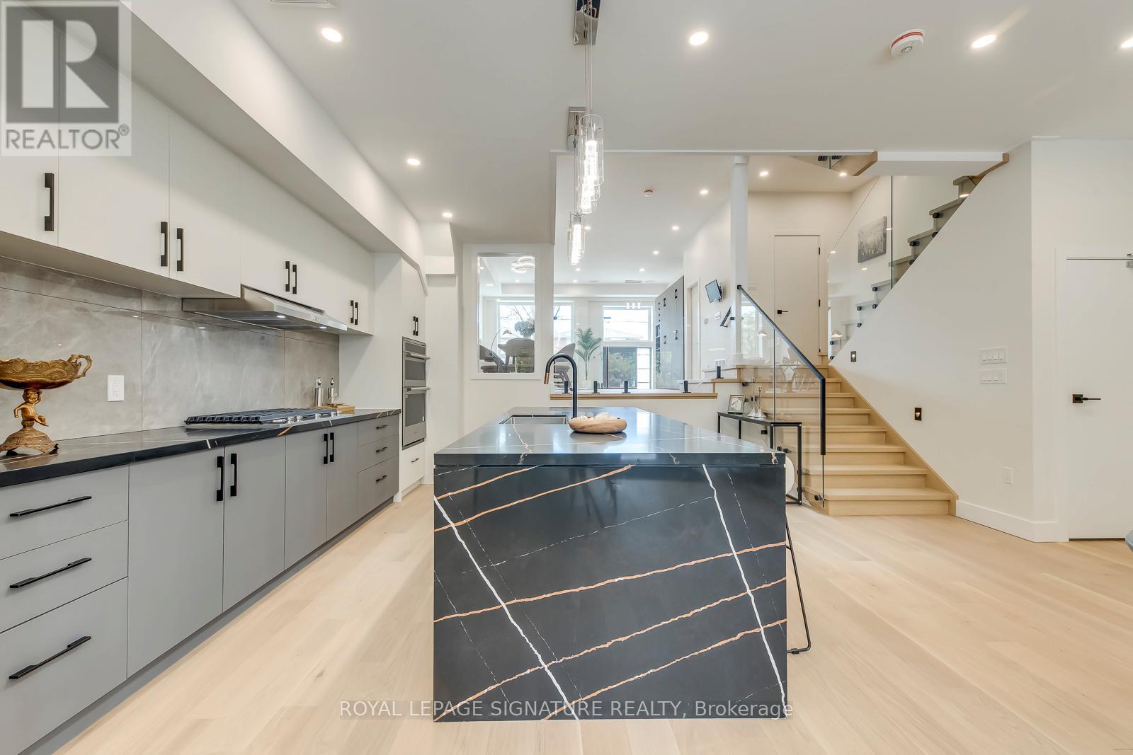 850 Cosburn Avenue, Toronto, Ontario  M4C 2W2 - Photo 8 - E13120250