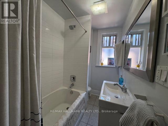 Upper - 155 Greenwood Avenue, Toronto, Ontario  M4L 2P8 - Photo 10 - E13120292