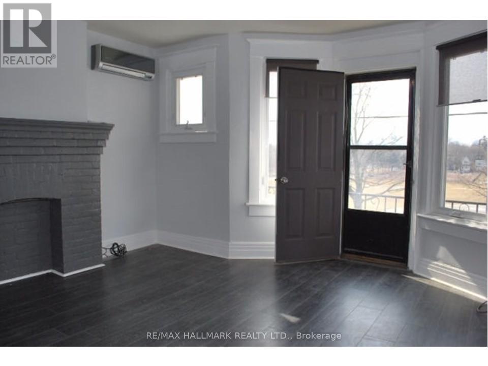 Upper - 155 Greenwood Avenue, Toronto, Ontario  M4L 2P8 - Photo 4 - E13120292