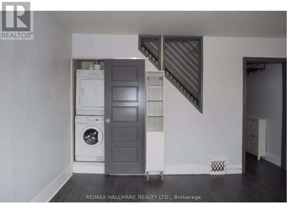 Upper - 155 Greenwood Avenue, Toronto, Ontario  M4L 2P8 - Photo 8 - E13120292