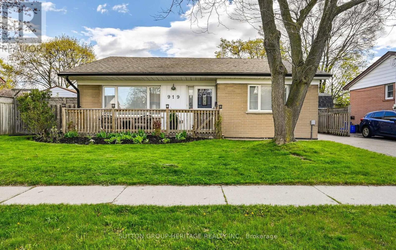 919 Bayview Avenue, Whitby, Ontario  L1N 1E2 - Photo 1 - E13120394