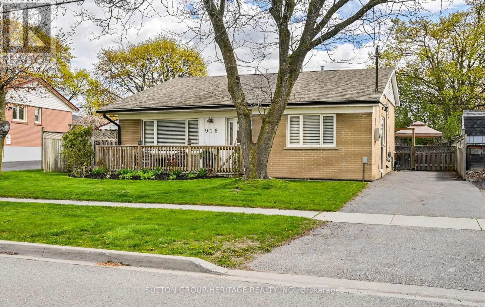 919 Bayview Avenue, Whitby, Ontario  L1N 1E2 - Photo 2 - E13120394