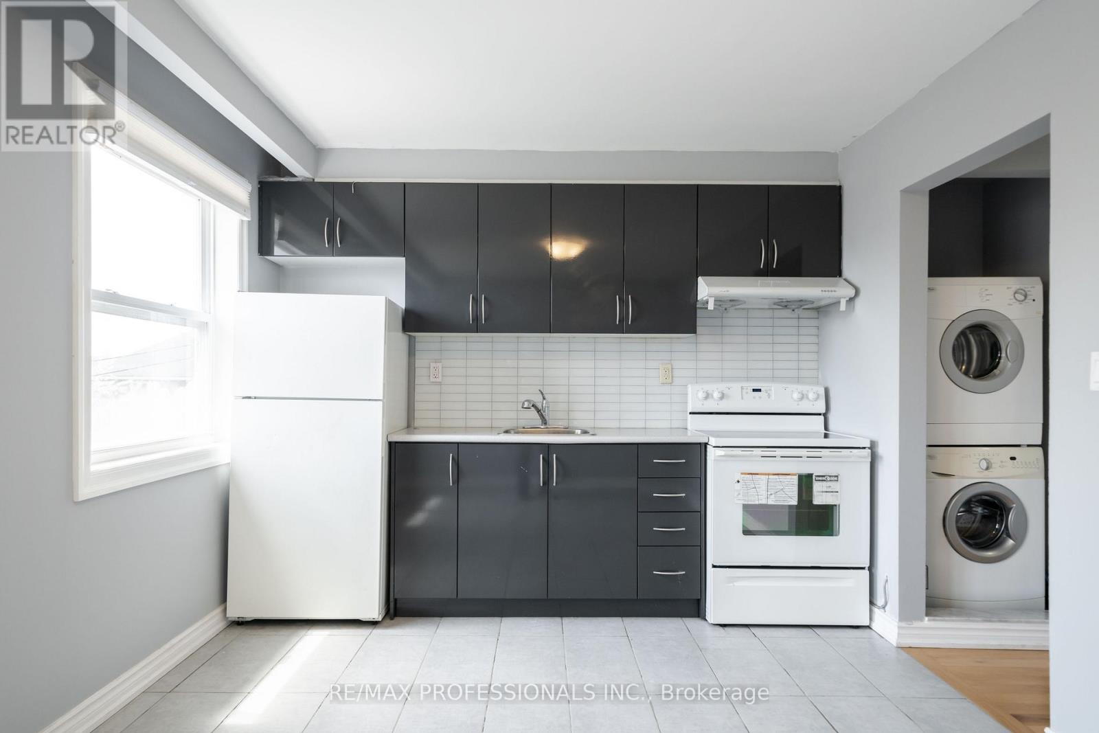 Upper - 35a Bowie Avenue, Toronto, Ontario  M6E 2P2 - Photo 10 - W13120280