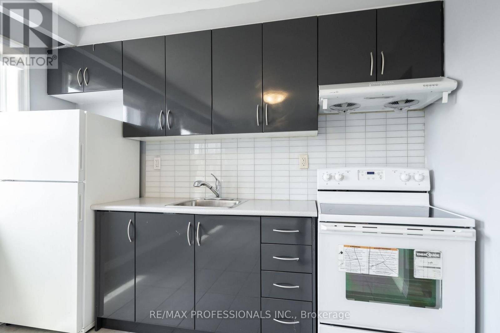 Upper - 35a Bowie Avenue, Toronto, Ontario  M6E 2P2 - Photo 11 - W13120280
