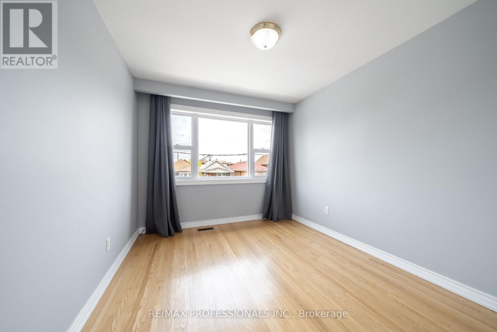 Upper - 35a Bowie Avenue, Toronto, Ontario  M6E 2P2 - Photo 13 - W13120280