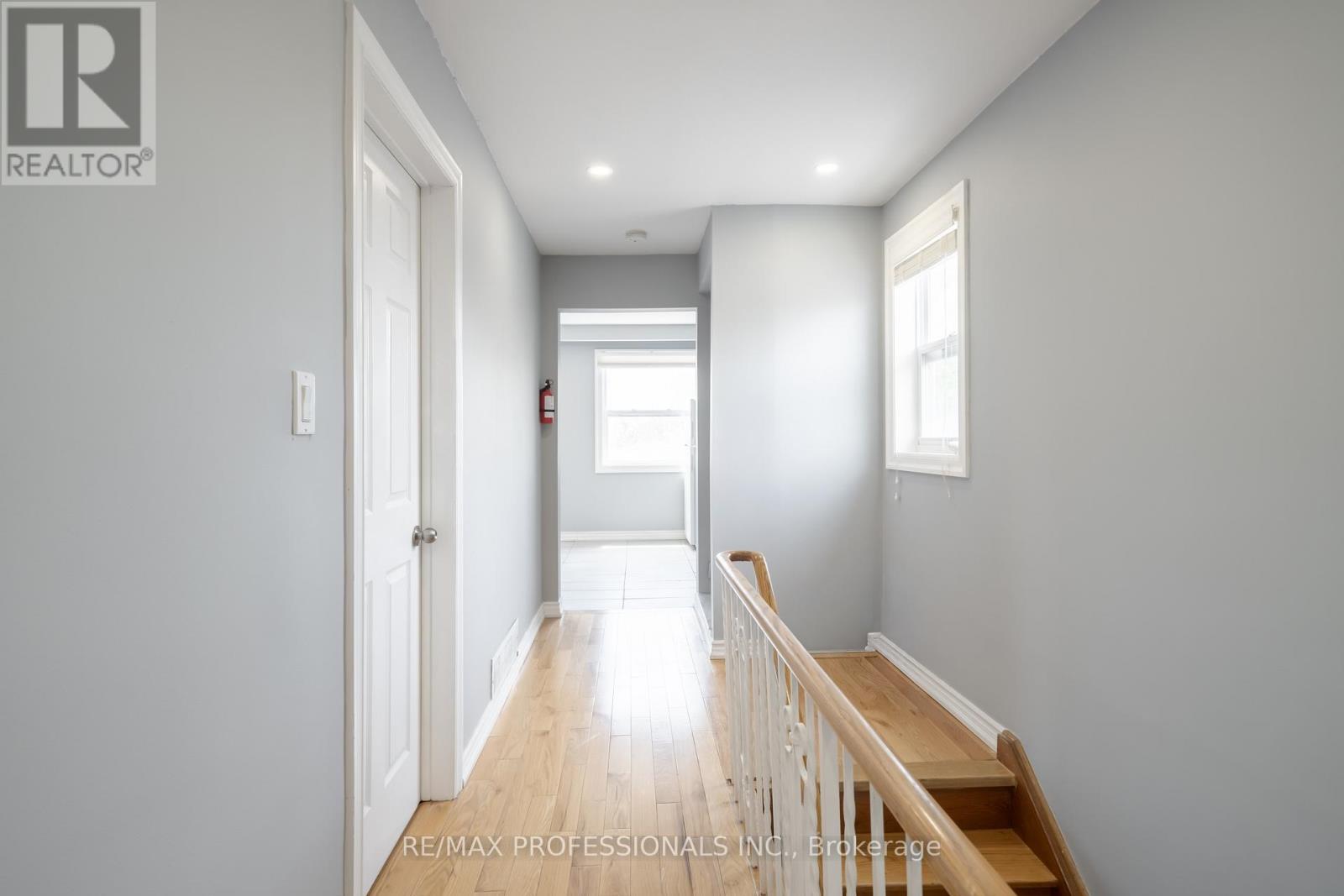 Upper - 35a Bowie Avenue, Toronto, Ontario  M6E 2P2 - Photo 17 - W13120280
