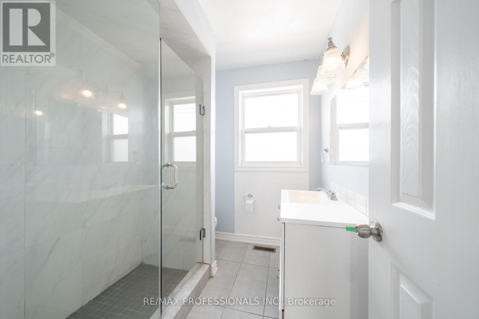 Upper - 35a Bowie Avenue, Toronto, Ontario  M6E 2P2 - Photo 18 - W13120280