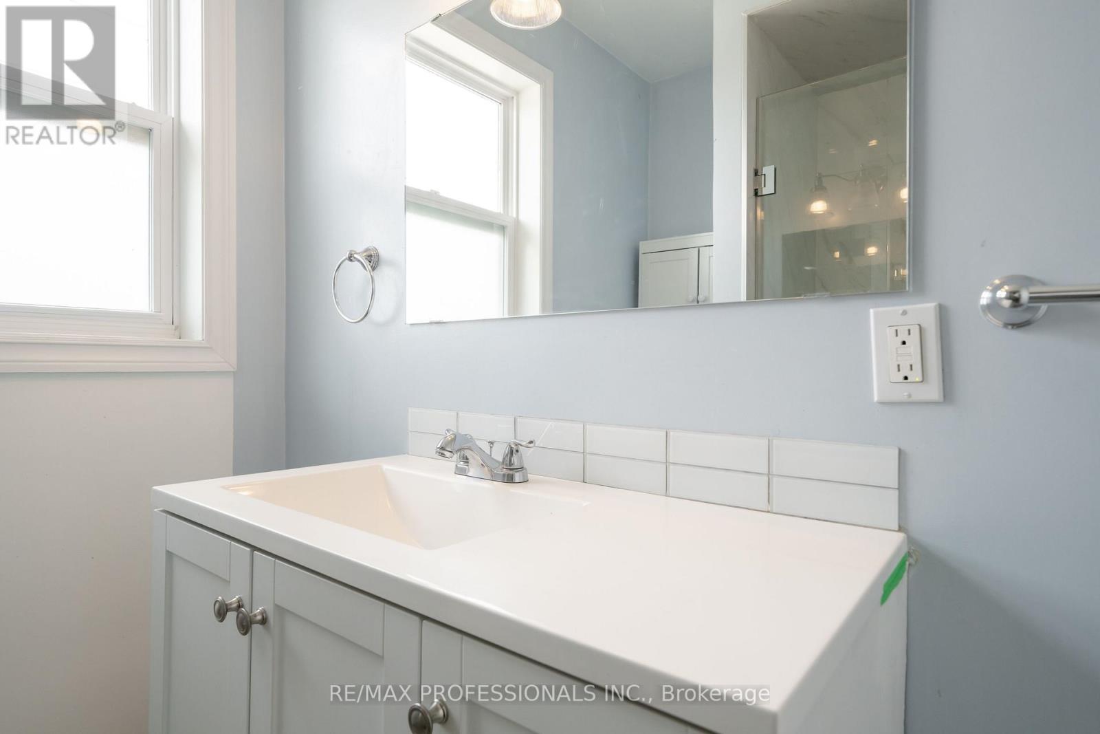 Upper - 35a Bowie Avenue, Toronto, Ontario  M6E 2P2 - Photo 19 - W13120280