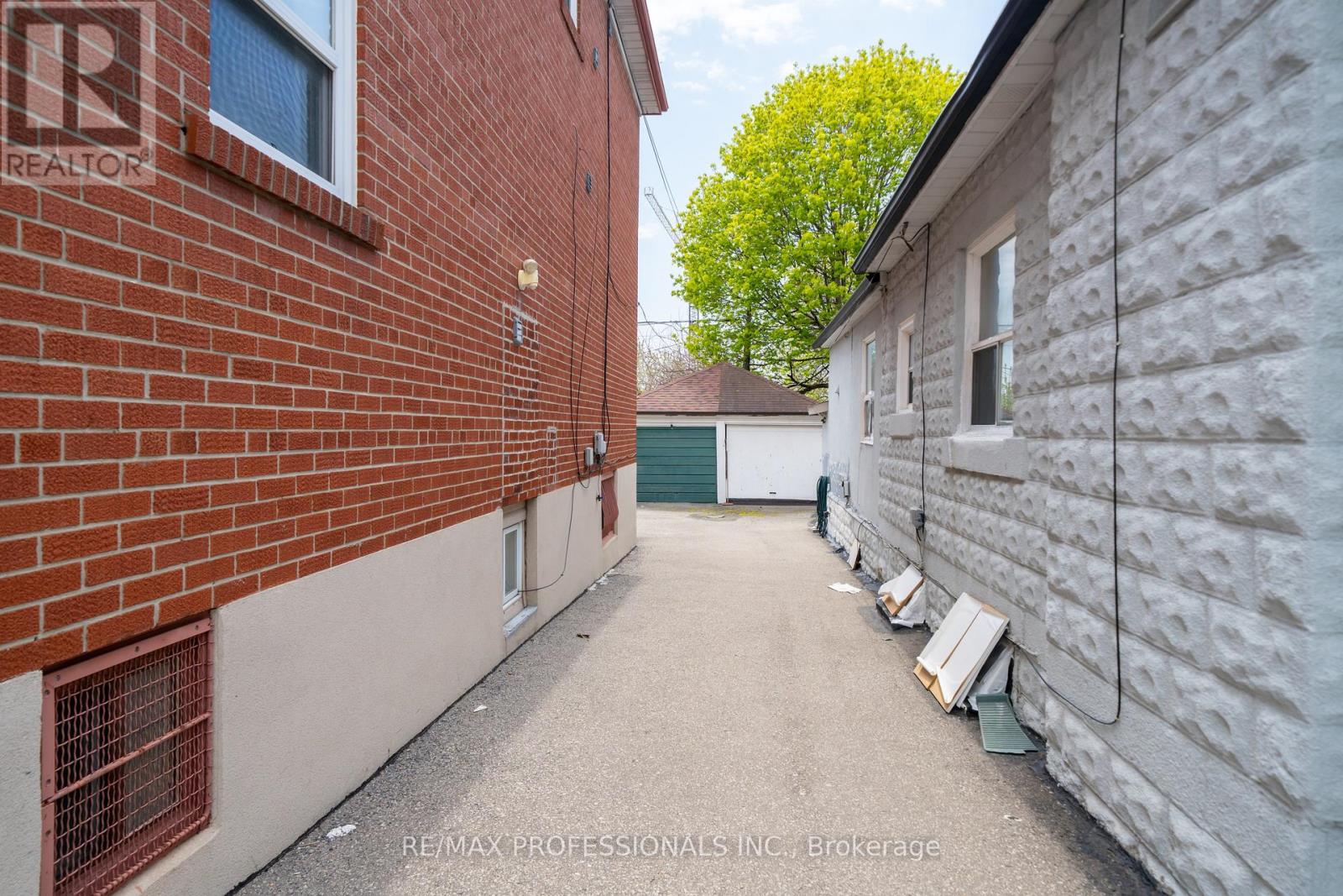 Upper - 35a Bowie Avenue, Toronto, Ontario  M6E 2P2 - Photo 21 - W13120280