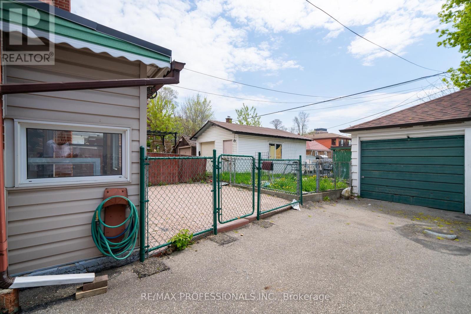 Upper - 35a Bowie Avenue, Toronto, Ontario  M6E 2P2 - Photo 22 - W13120280