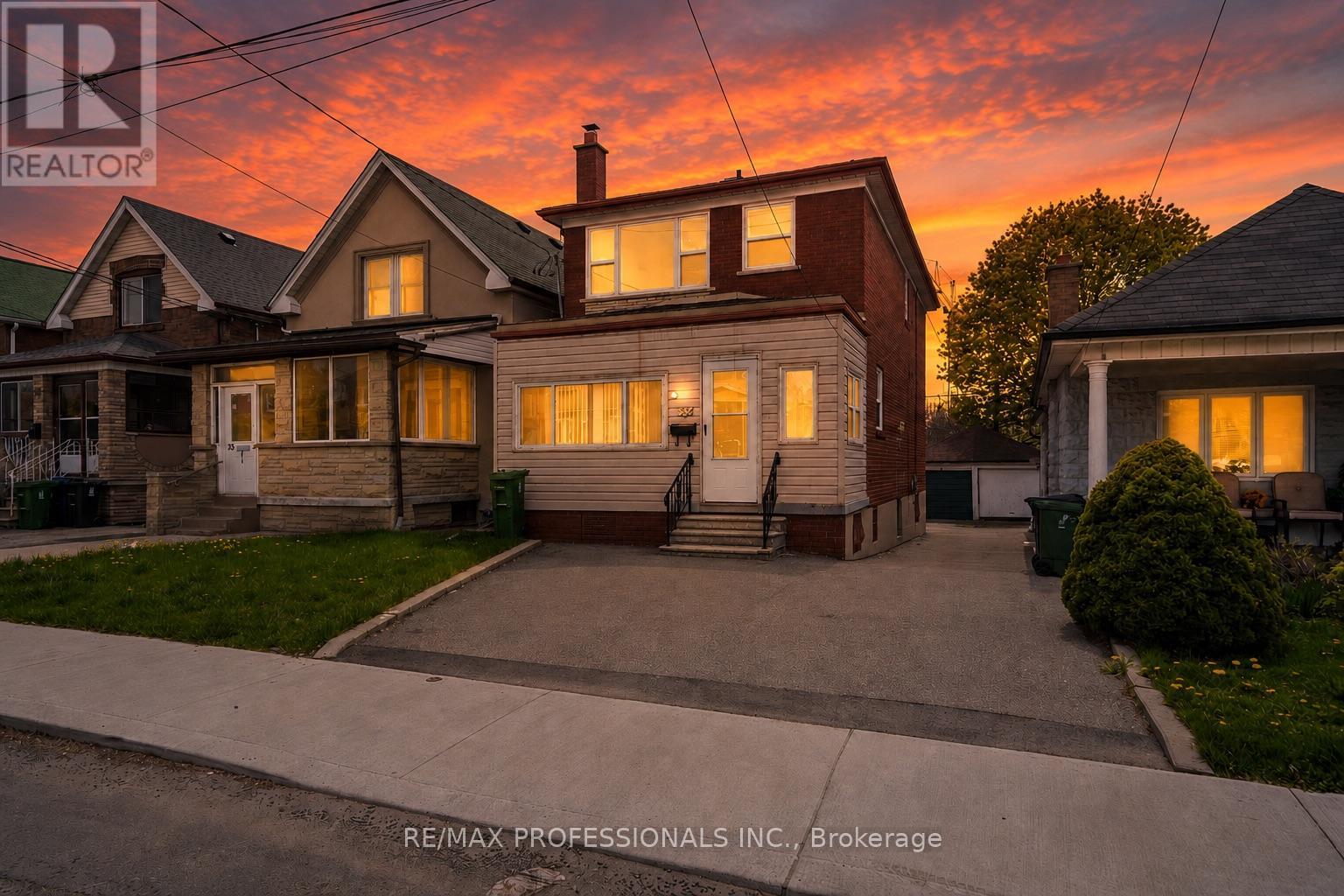 Upper - 35a Bowie Avenue, Toronto, Ontario  M6E 2P2 - Photo 23 - W13120280