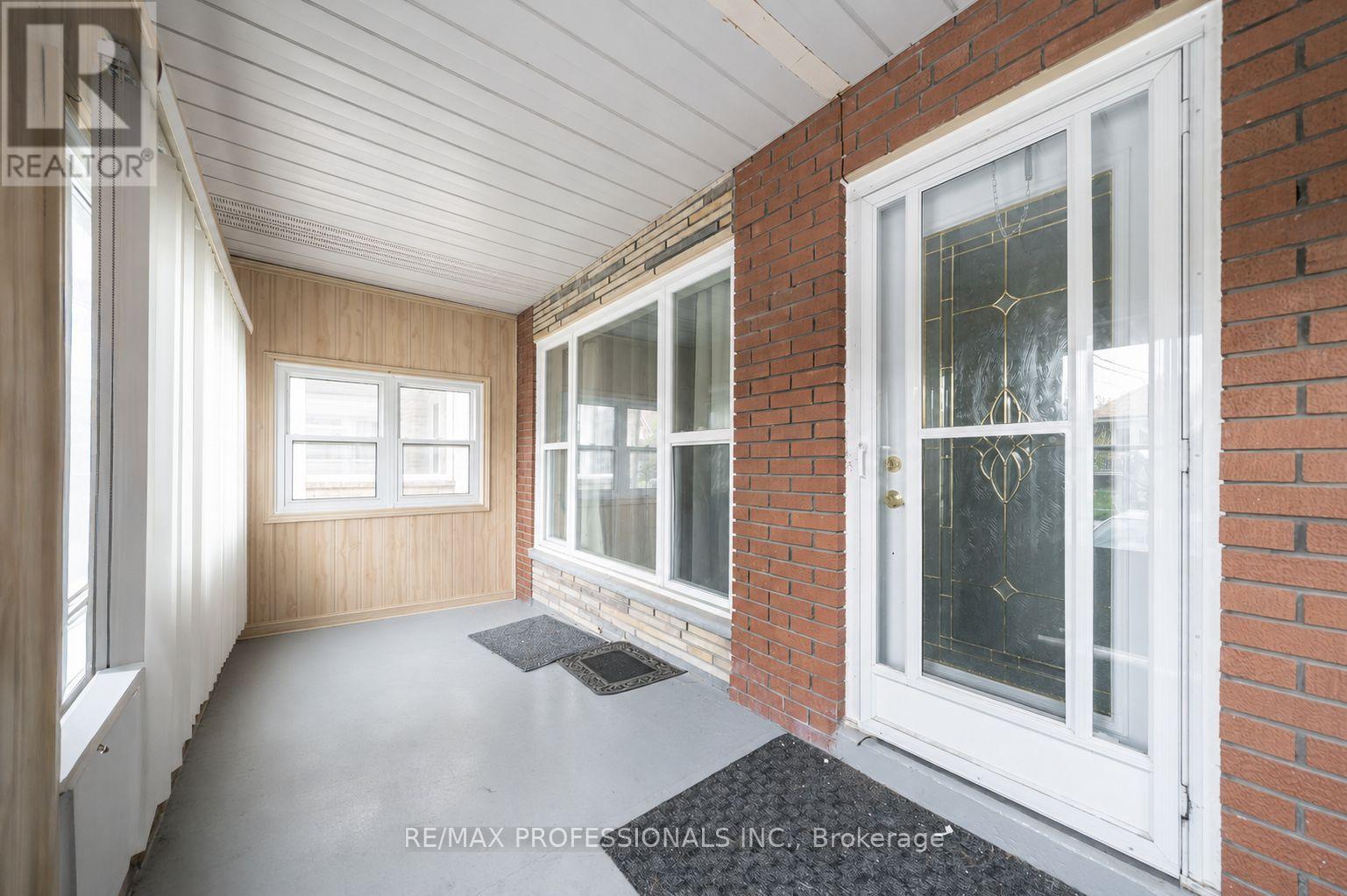 Upper - 35a Bowie Avenue, Toronto, Ontario  M6E 2P2 - Photo 4 - W13120280