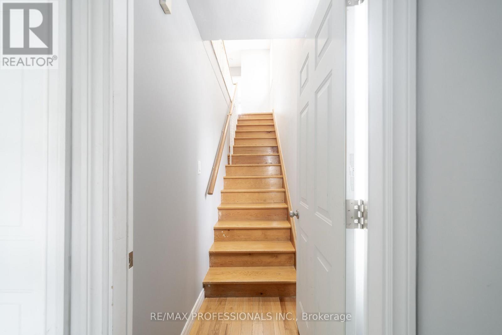 Upper - 35a Bowie Avenue, Toronto, Ontario  M6E 2P2 - Photo 5 - W13120280