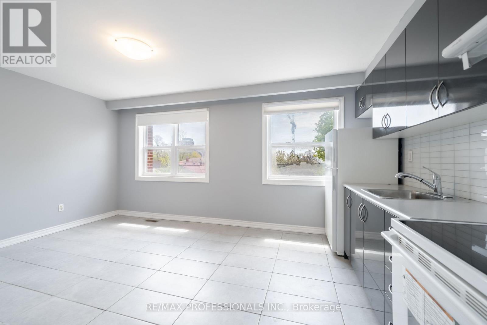 Upper - 35a Bowie Avenue, Toronto, Ontario  M6E 2P2 - Photo 7 - W13120280