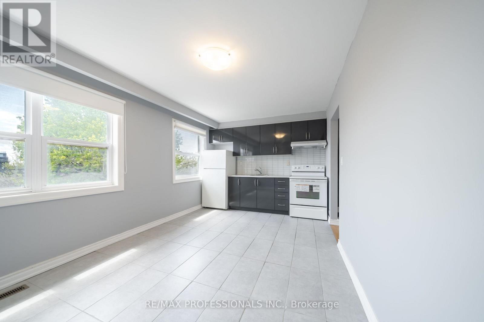 Upper - 35a Bowie Avenue, Toronto, Ontario  M6E 2P2 - Photo 8 - W13120280